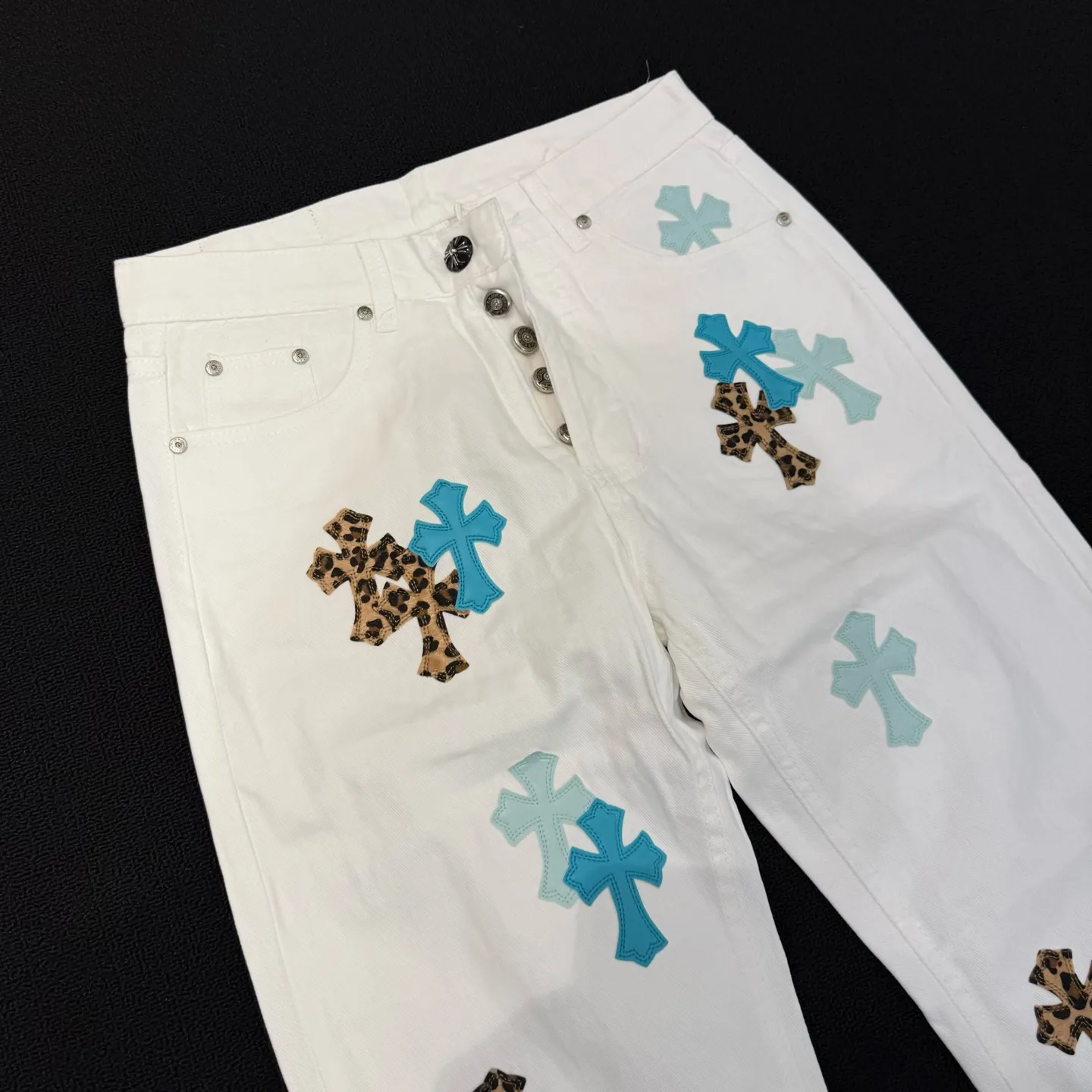 P250 Style number: D365 Chrome Hearts blue leopard print color-blocked leather jeans Size: 28-34 corresponding to S-XL Color: White Size: S-XL (corresponding to 28 30 32 34) 28 30 32 34 Size S M L XL Pants length 101 102 103 104 Hips 110 114 118 122 Waist circumference 86 90 94 98 (There is an error of 1~3cm due to manual measurement)